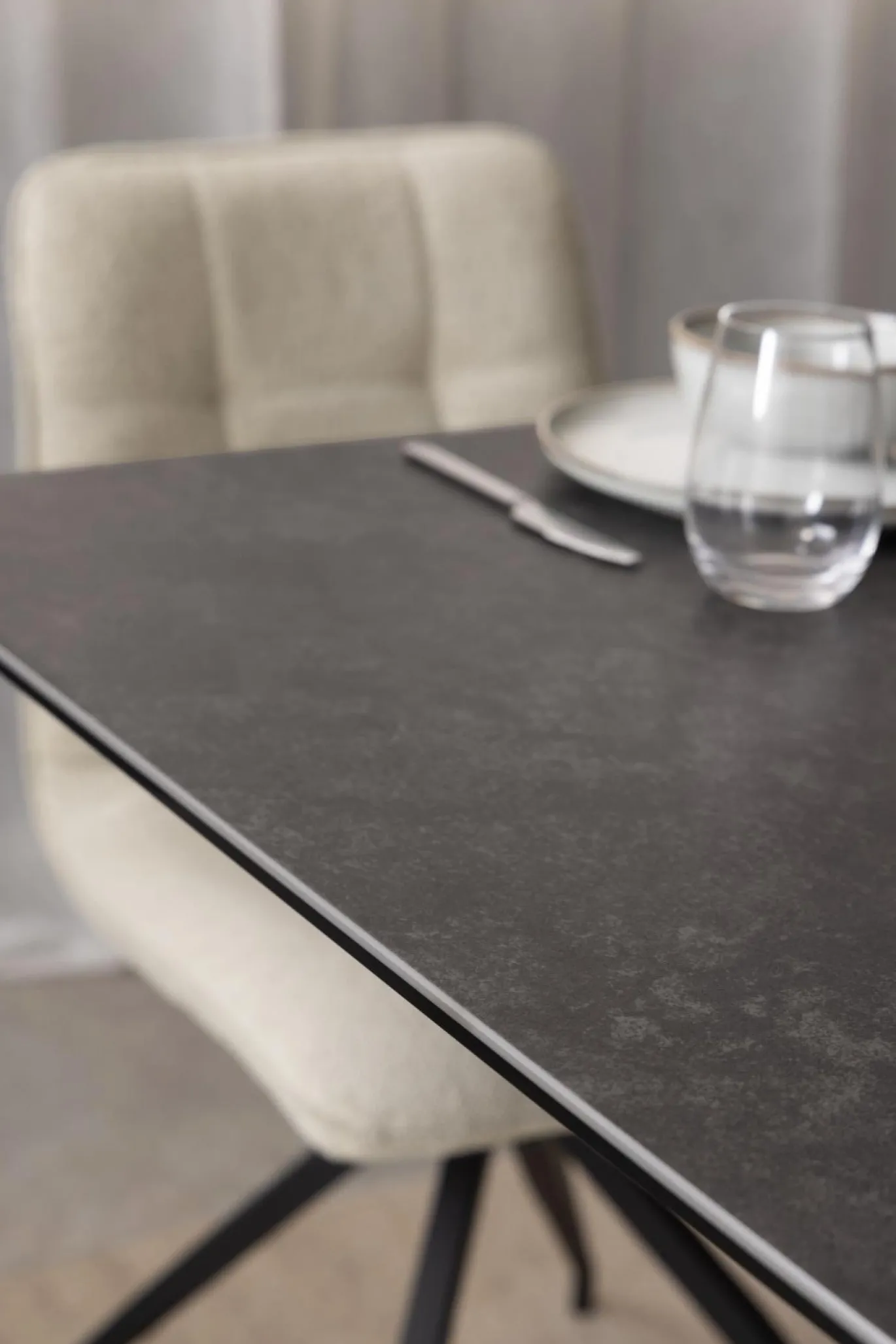 Eettafel Jorvik Keramiek Zwart Fairba 168/210cm - Giga Living