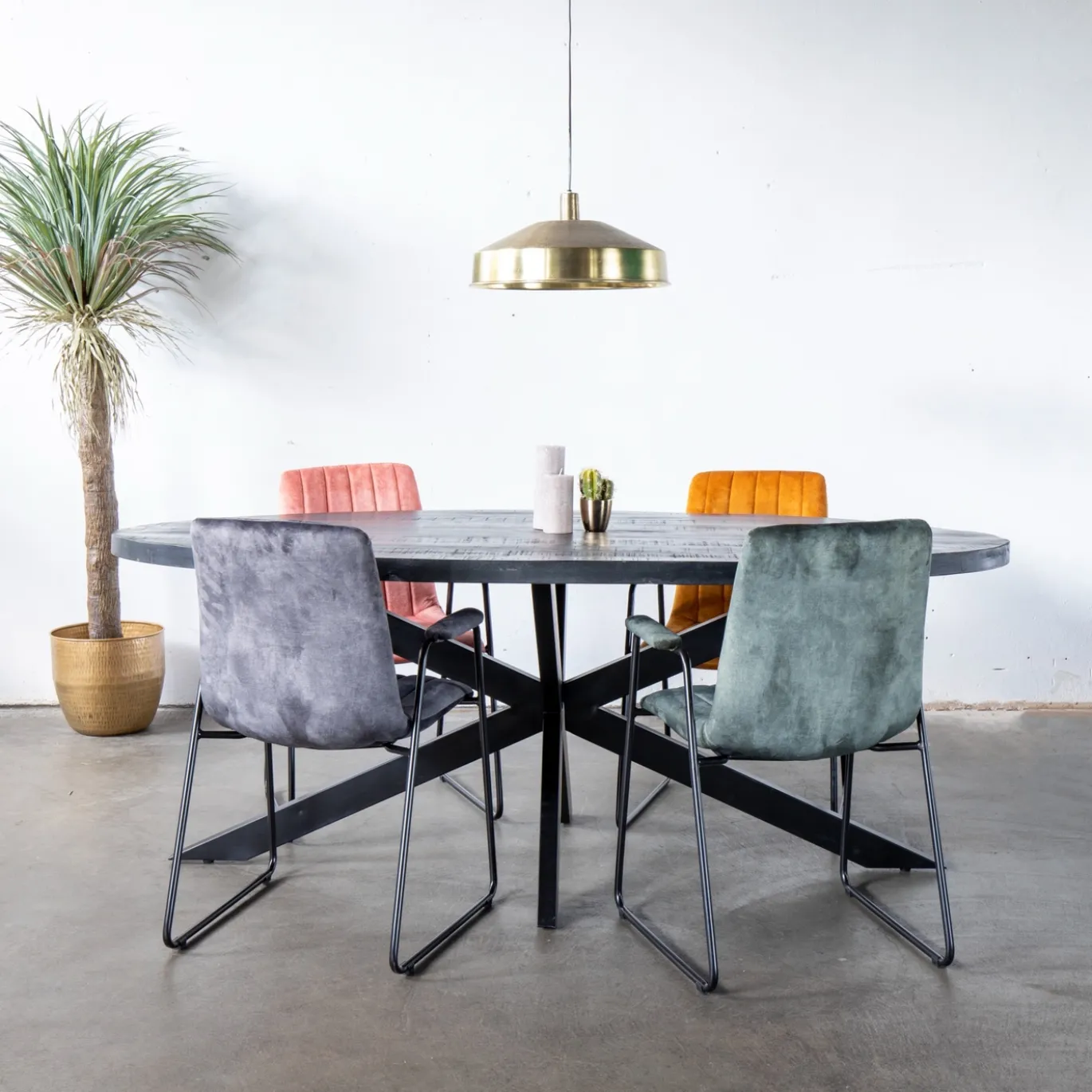 Eettafel Mansour Ovaal Zwart Mangohout 240cm - Giga Meubel