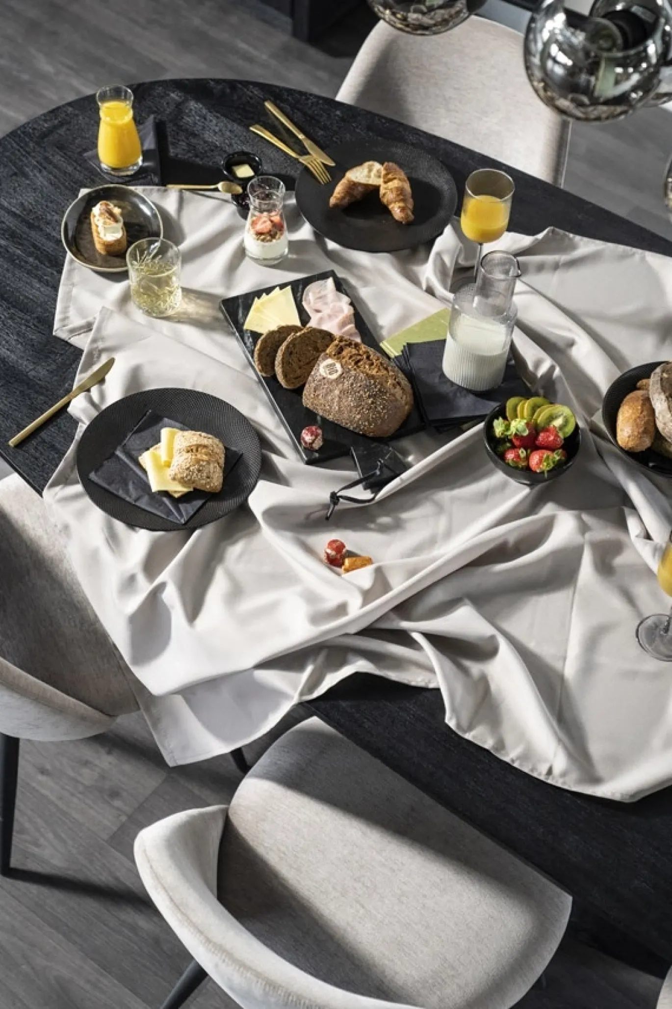 Eleonora Eettafel Aron Ovaal Zwart 200cm