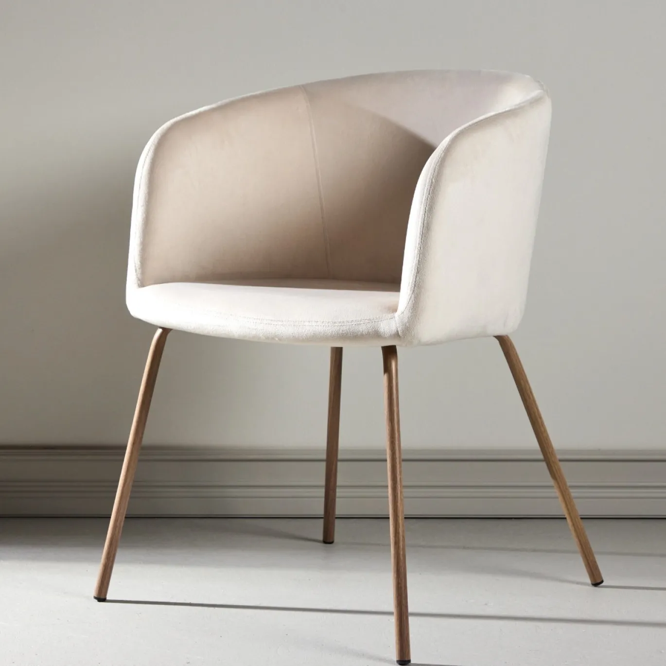 Fjôrd Eetkamerstoel Berit Cream Velvet/Walnoot