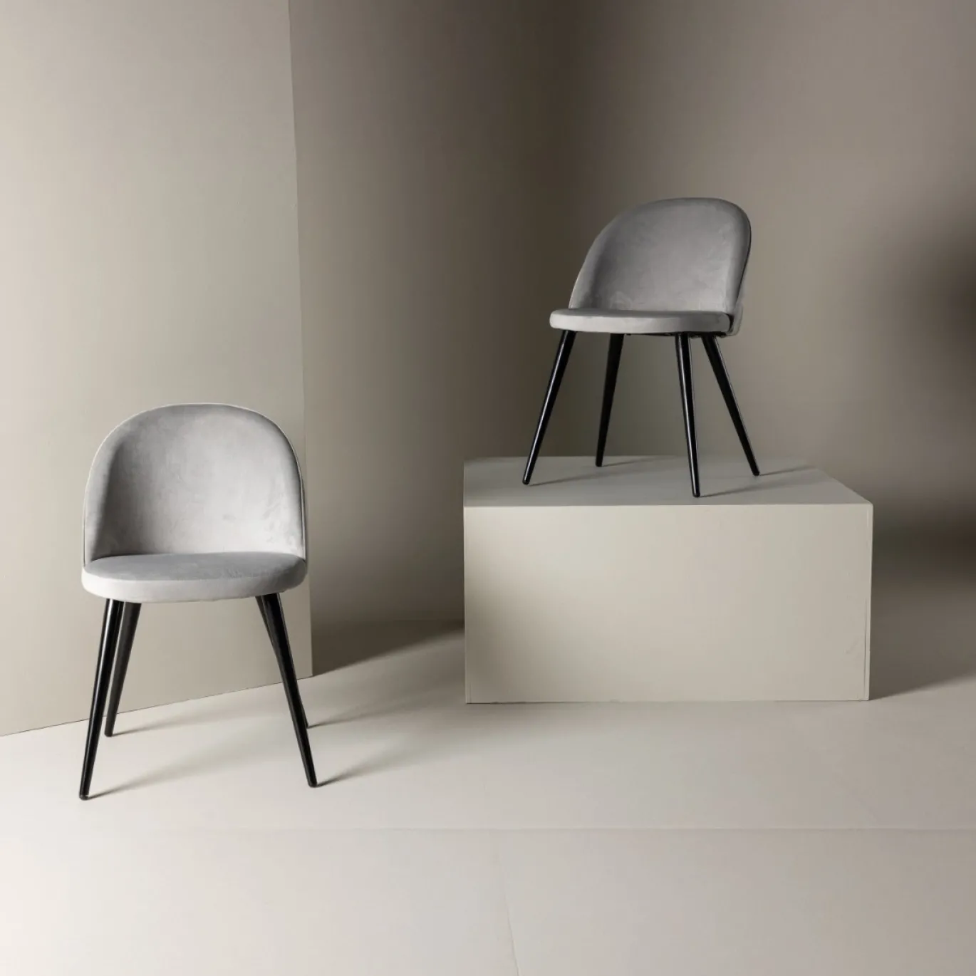 Fjôrd Eetkamerstoel Velvet Grijs/Zwart