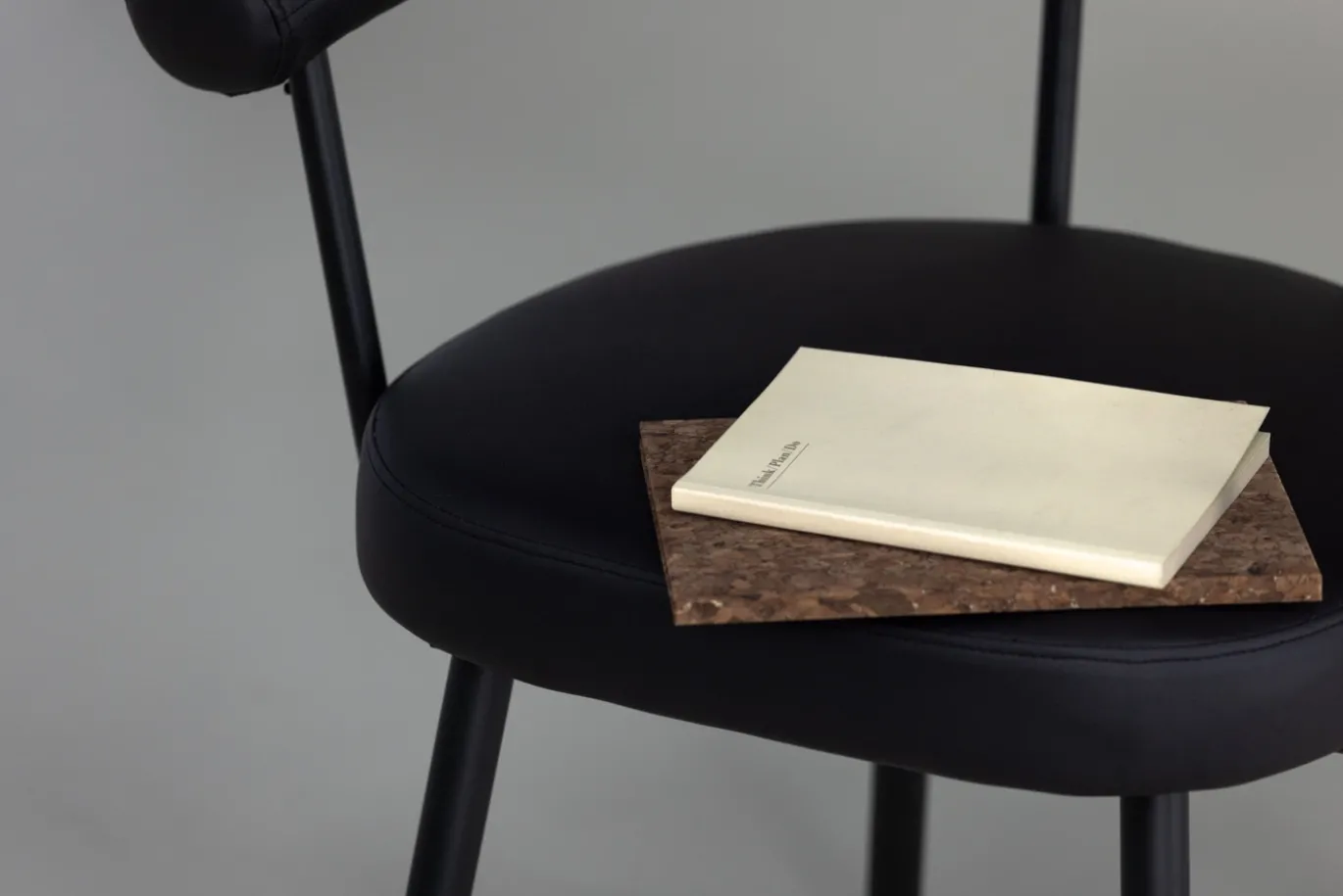 Fjôrd Eetkamerstoel Västerås x Josefin Lustig Mat Zwart / Zwart PU
