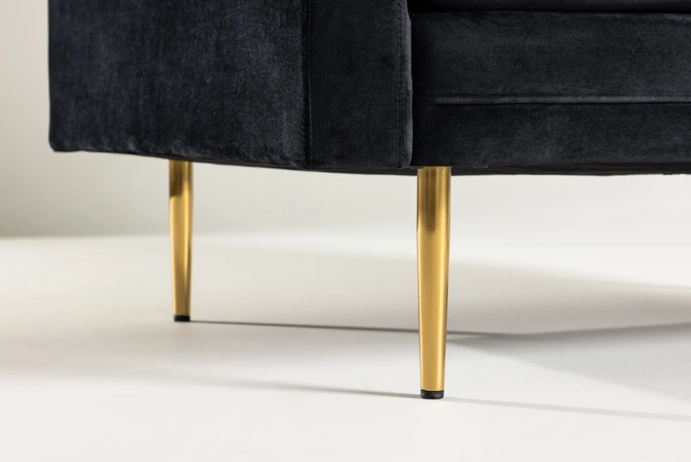 Fjôrd Fauteuil Boom Velvet Zwart & Gouden Onderstel