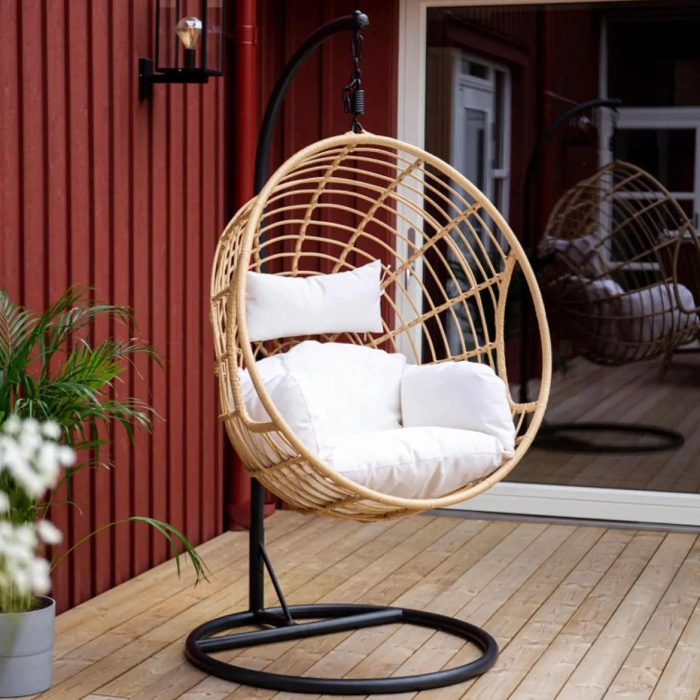 Fjôrd Hangstoel Viga Rond Zwart Frame Naturel Wicker
