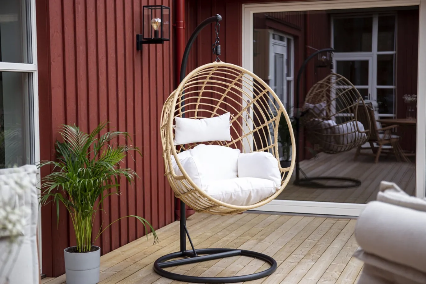 Fjôrd Hangstoel Viga Rond Zwart Frame Naturel Wicker