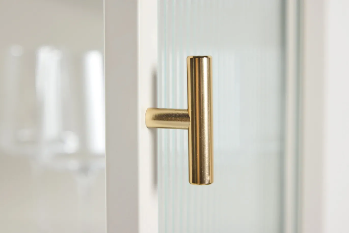 Fjôrd Vitrinekast Garis Hoog Staal Beige