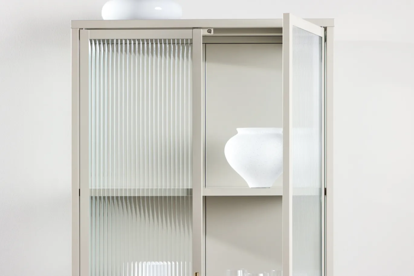 Fjôrd Vitrinekast Garis Hoog Staal Beige