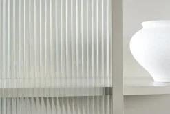 Fjôrd Vitrinekast Garis Hoog Staal Beige