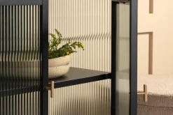 Fjôrd Vitrinekast Garis Zwart