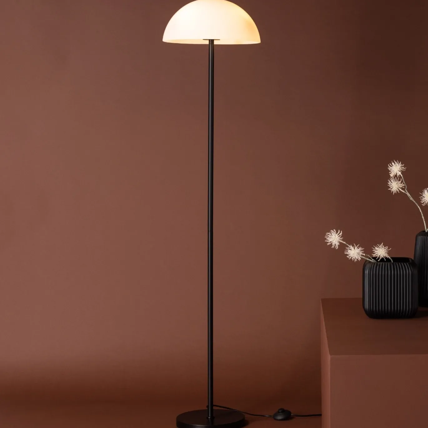 Fjôrd Vloerlamp Ferrand Zwart/Wit Glas