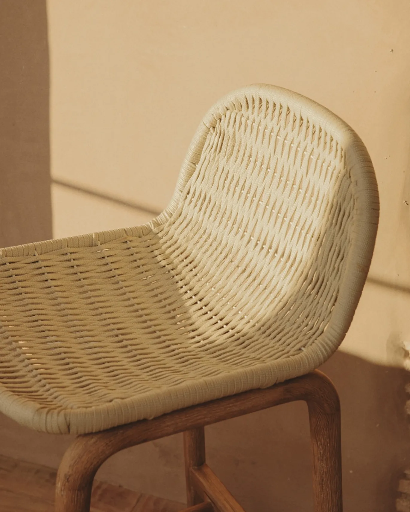 Kave Home Barkruk Alipa Acaciahout Beige