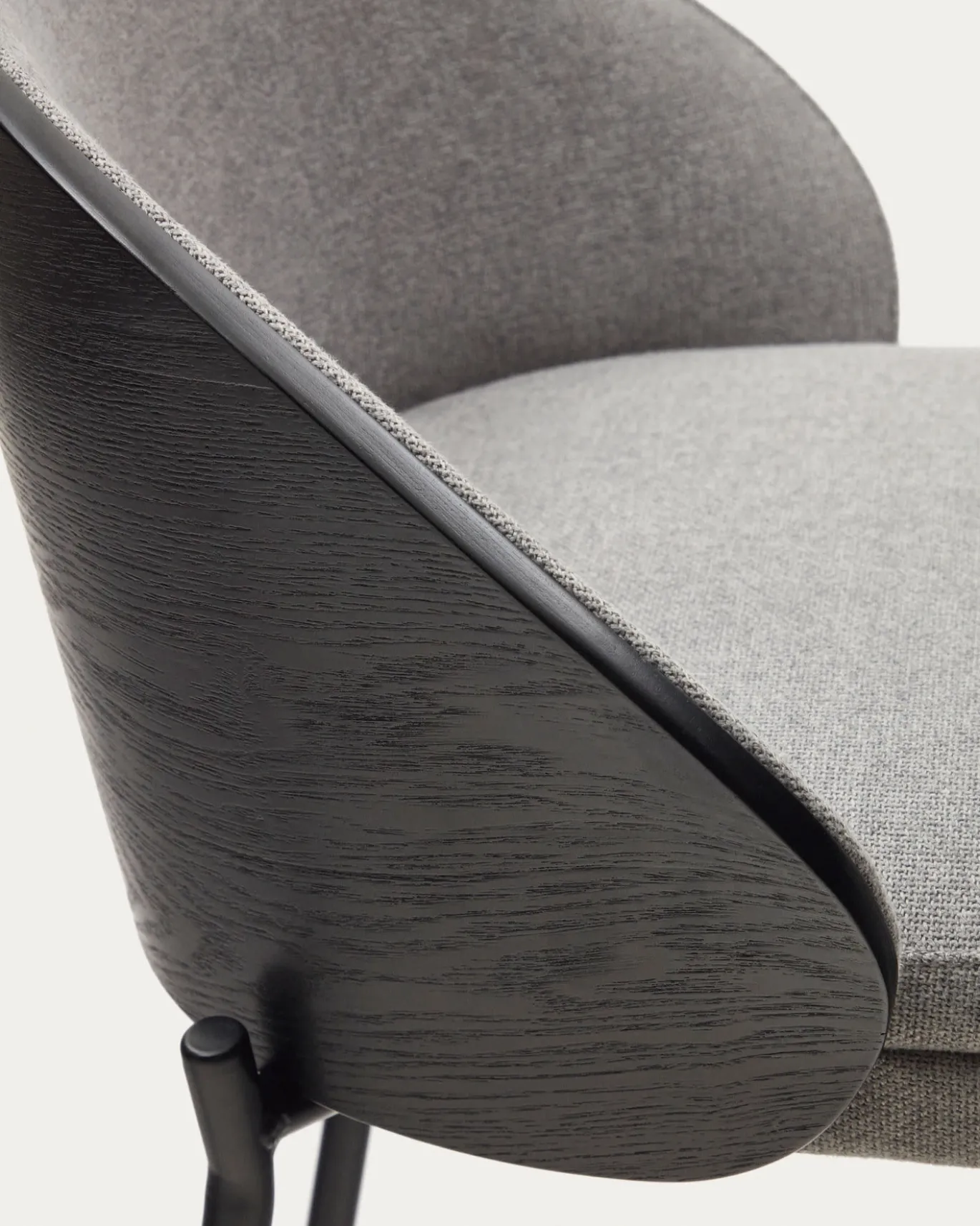 Kave Home Barkruk Eamy In Lichtgrijs Chenille en Essenhoutfineer Zwart