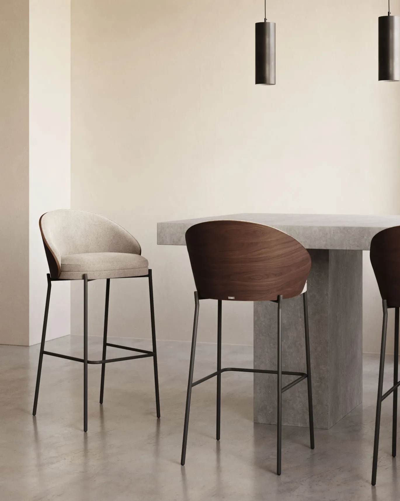 Kave Home Barkruk Eamy Lichtbruin Chenille en Essenhoutfineer Walnoot