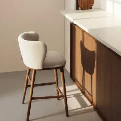 Kave Home Barstoel Ciselia Chenille Beige/Walnoot