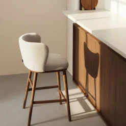 Kave Home Barstoel Ciselia Chenille Beige/Walnoot