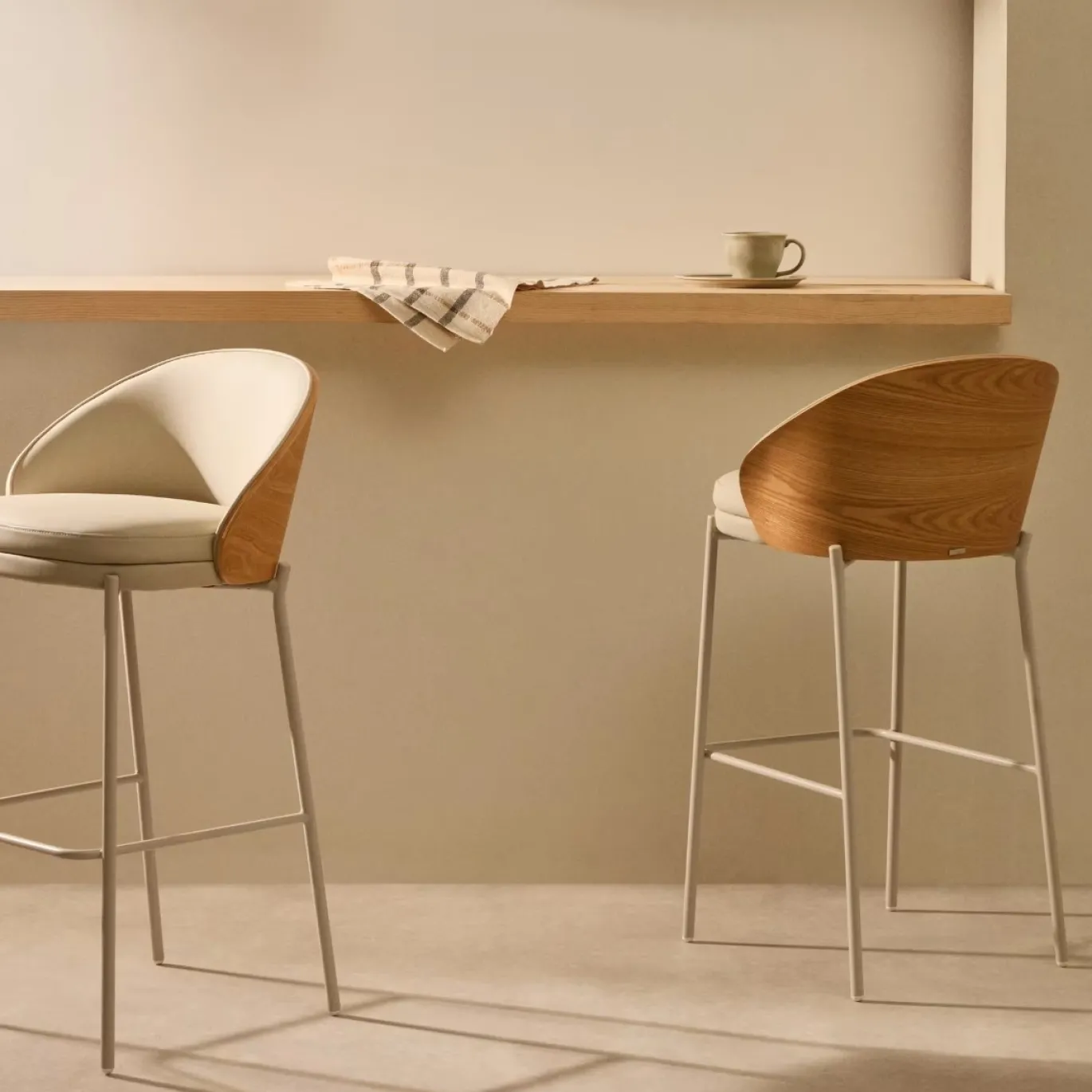 Kave Home Barstoel Eamy Beige Kunstleer Essenfineer Naturel