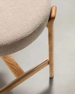 Kave Home Barstoel Granite Beige Chenille En Essenhout Naturel 65cm
