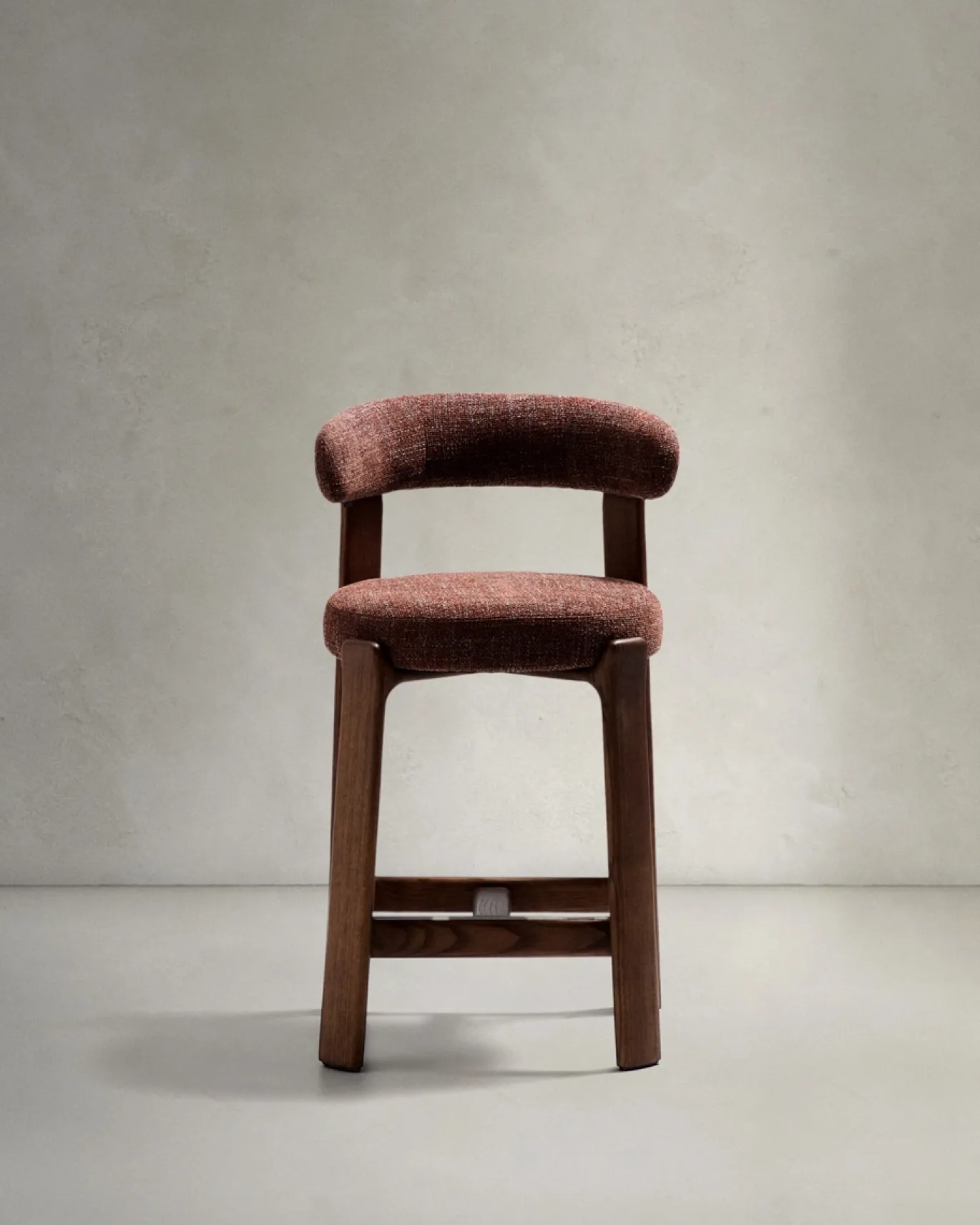 Kave Home Barstoel Granite Bruin Chenille En Essenhout Walnoot 65cm