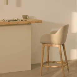 Kave Home Barstoel Konna Beige met Essenhouten Poten Licht 65cm