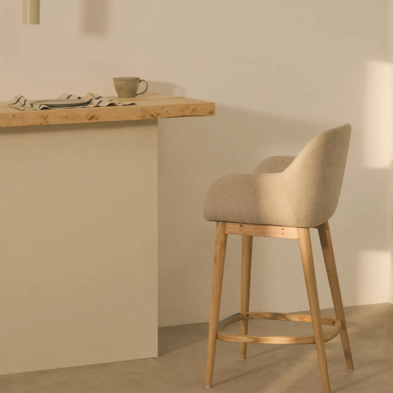 Kave Home Barstoel Konna Beige met Essenhouten Poten Licht 65cm