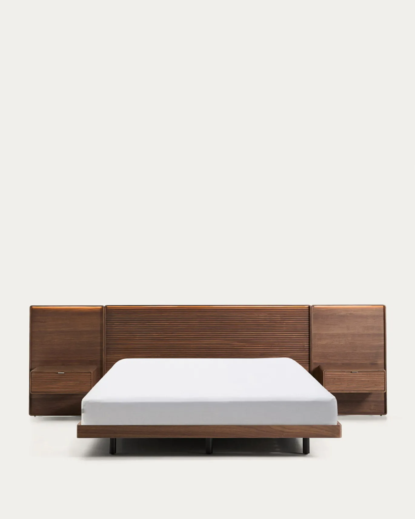 Kave Home Bed Norlen met 2 Nachtkastjes Walnootfineer Bruin en Led-licht voor Matras 160x200cm