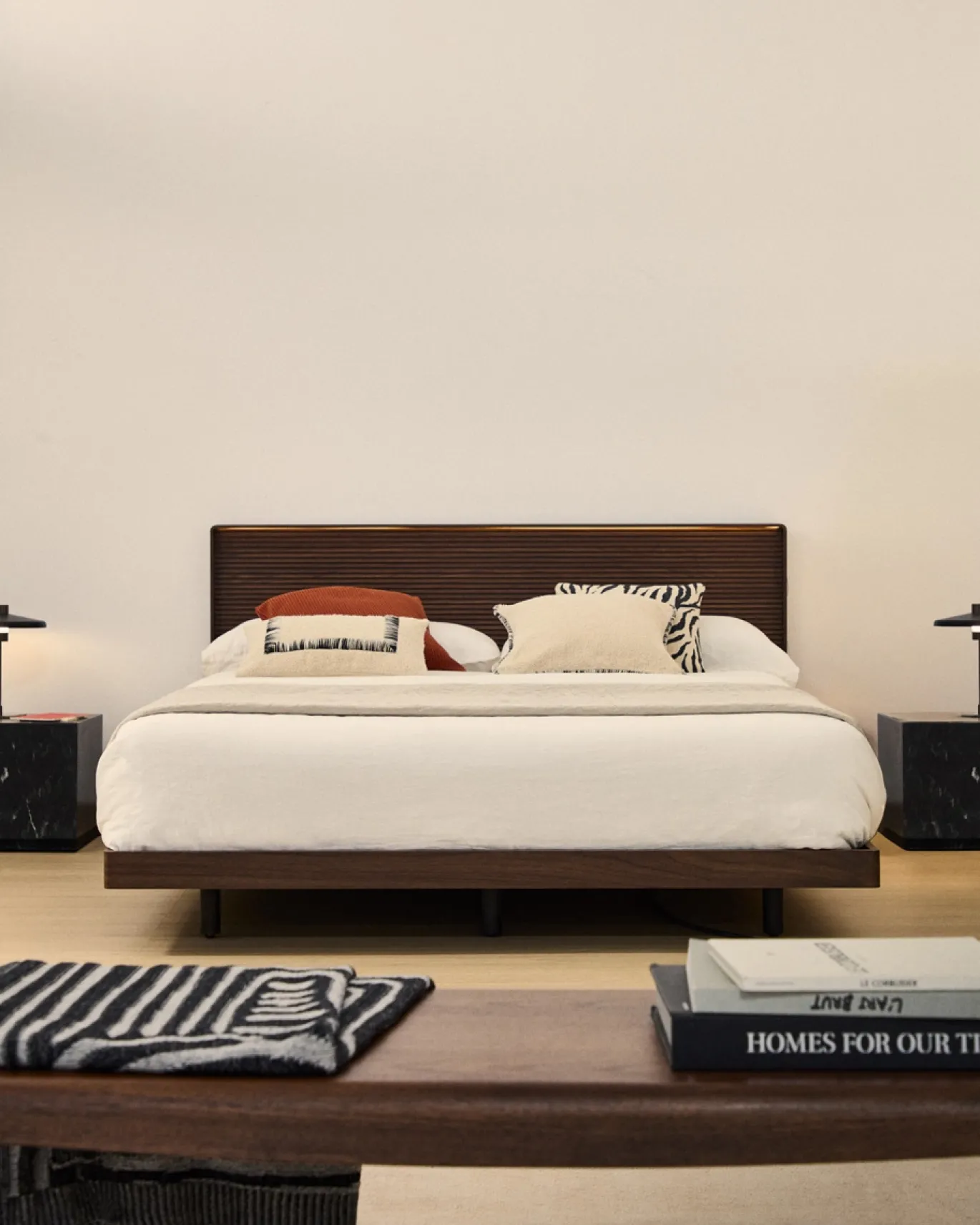 Kave Home Bed Norlen Walnootfineer Bruin en Led-licht voor Matras 160x200cm