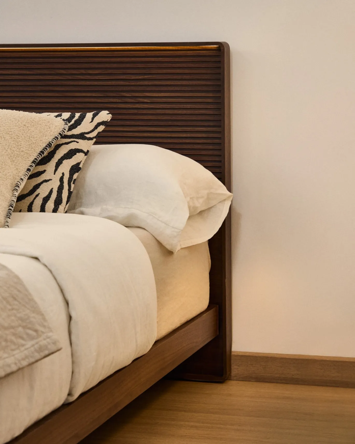 Kave Home Bed Norlen Walnootfineer Bruin en Led-licht voor Matras 160x200cm