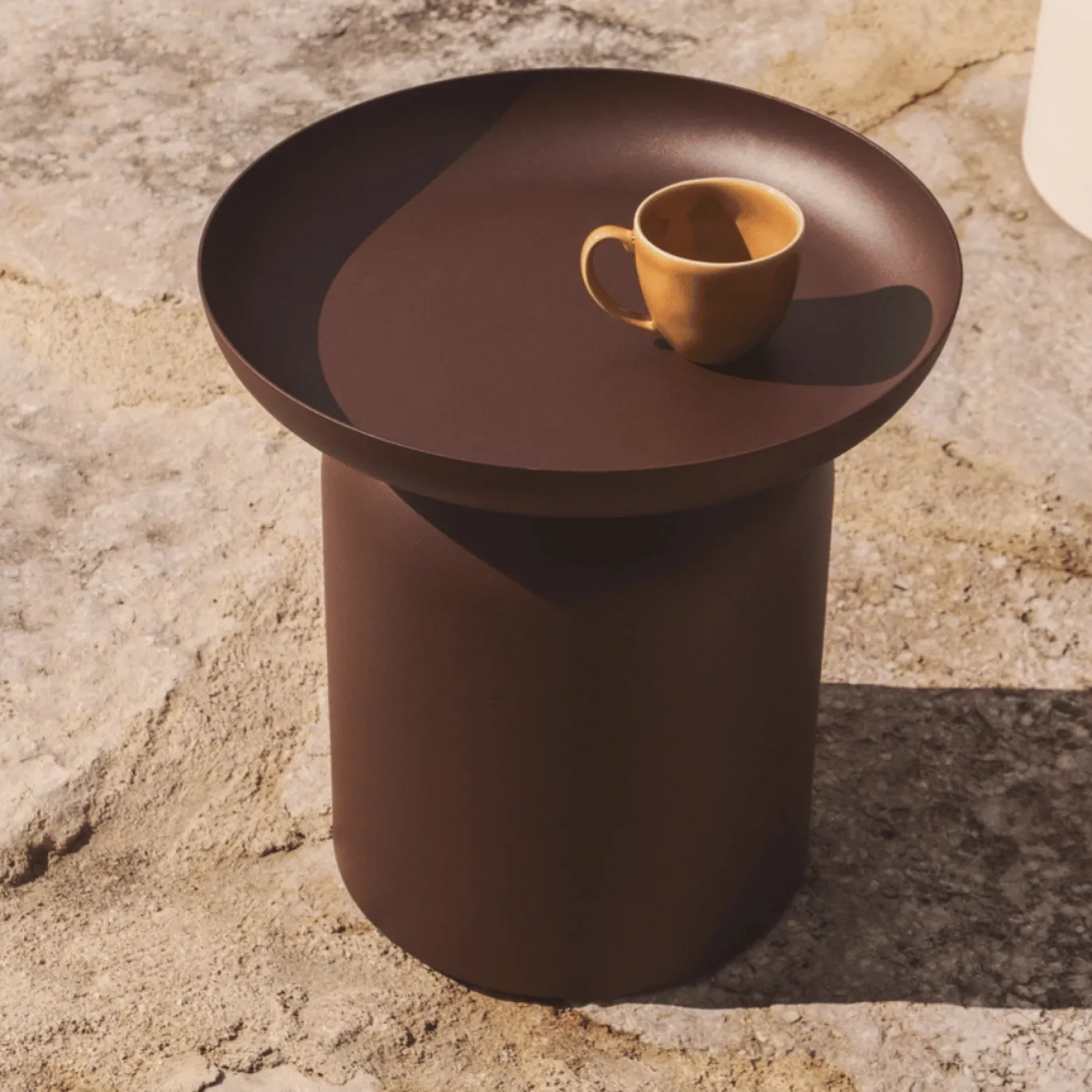 Kave Home Bijzettafel Arcola Aluminium Donkerbruin Ø45cm