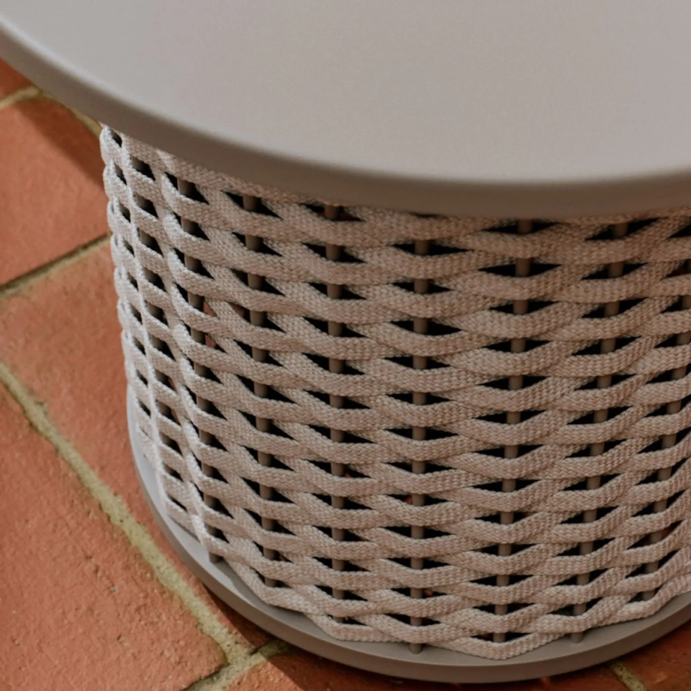 Kave Home Bijzettafel Sedalis Outdoor Taupe Ø50cm