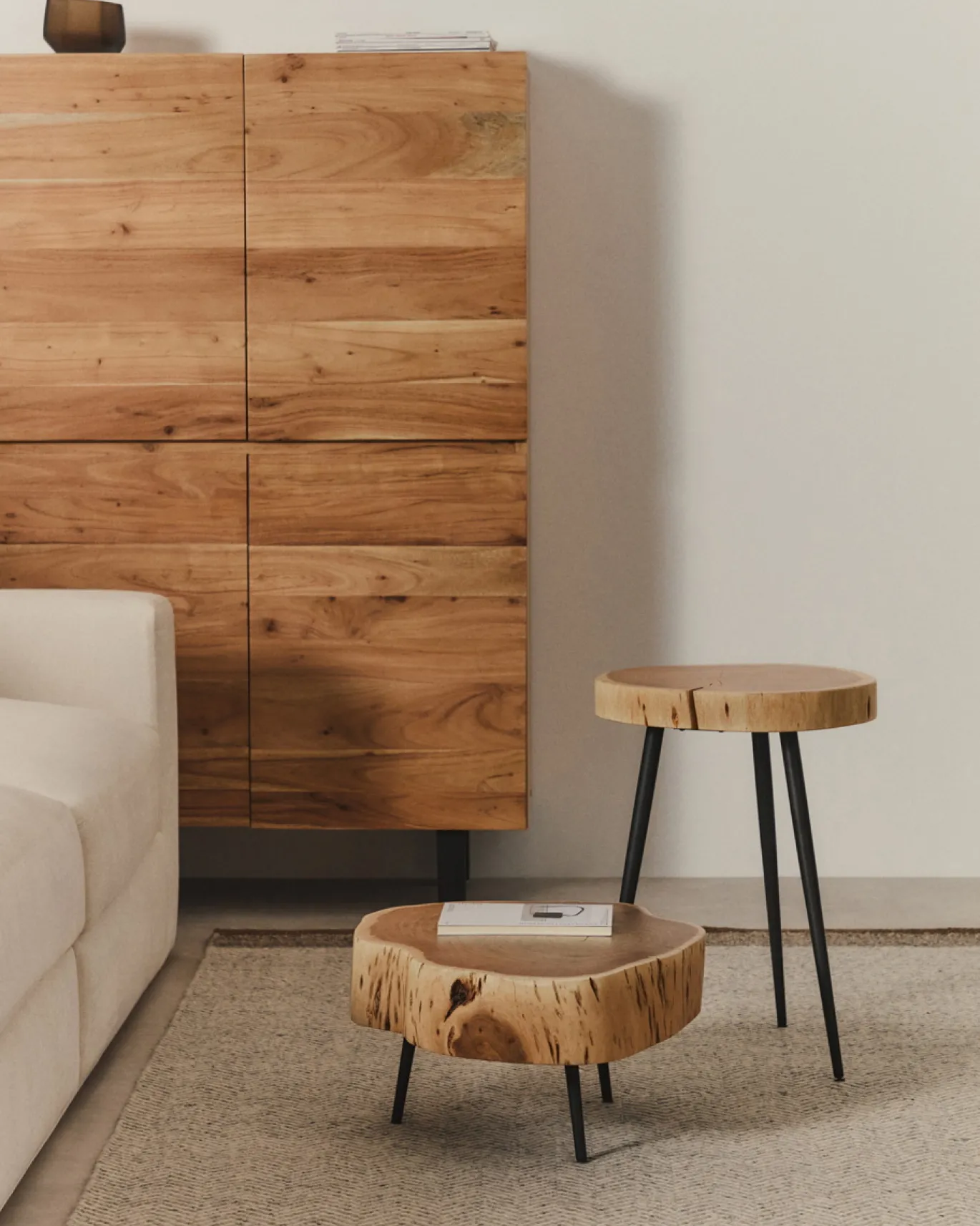 Kave Home Bijzettafel Tanive Acaciahout Naturel En Zwart Stalen Poten Ø35cm