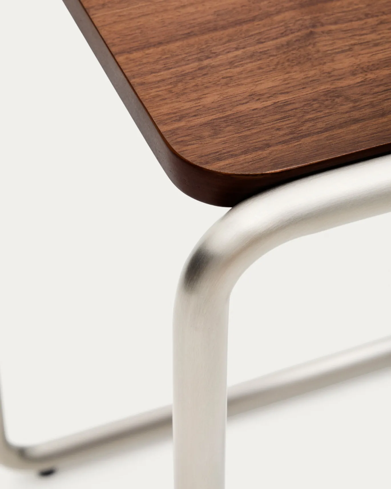 Kave Home Bijzettafel Tarsel Walnootfineer met RVS Frame 42x47cm