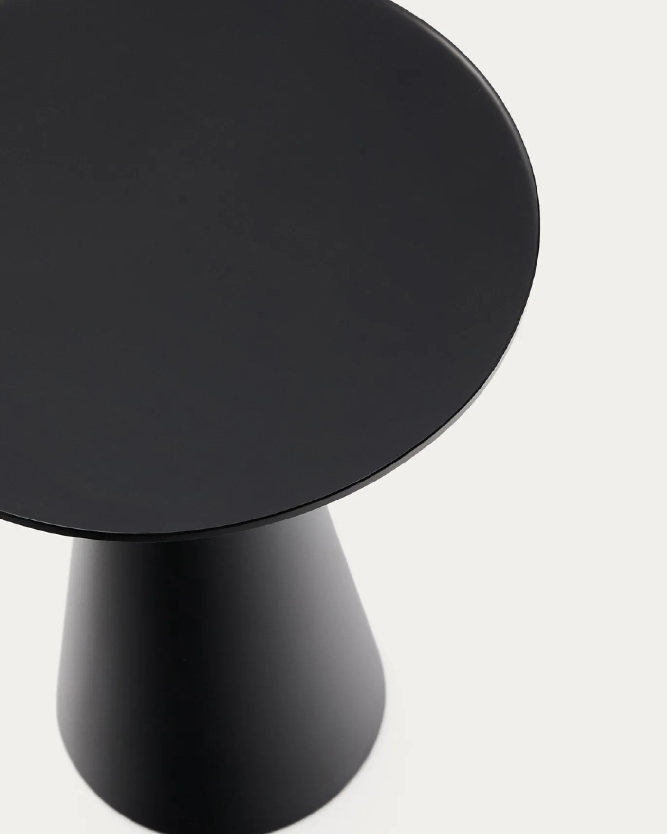 Kave Home Bijzettafel Wilshire Mat Gehard Glas en Mat Zwart Gelakt Staal Ø35cm