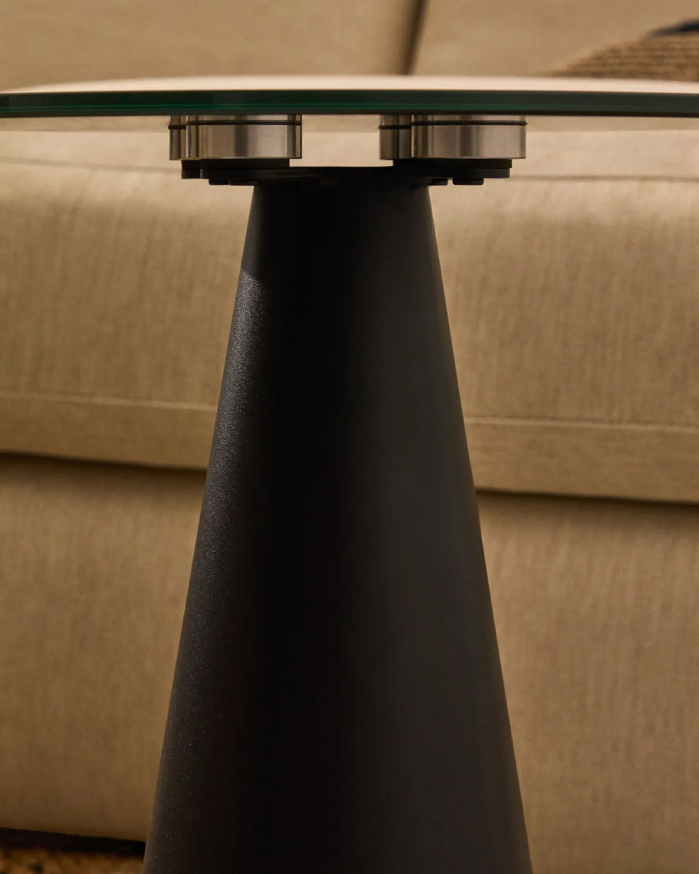 Kave Home Bijzettafel Wilshire Mat Gehard Glas en Mat Zwart Gelakt Staal Ø35cm