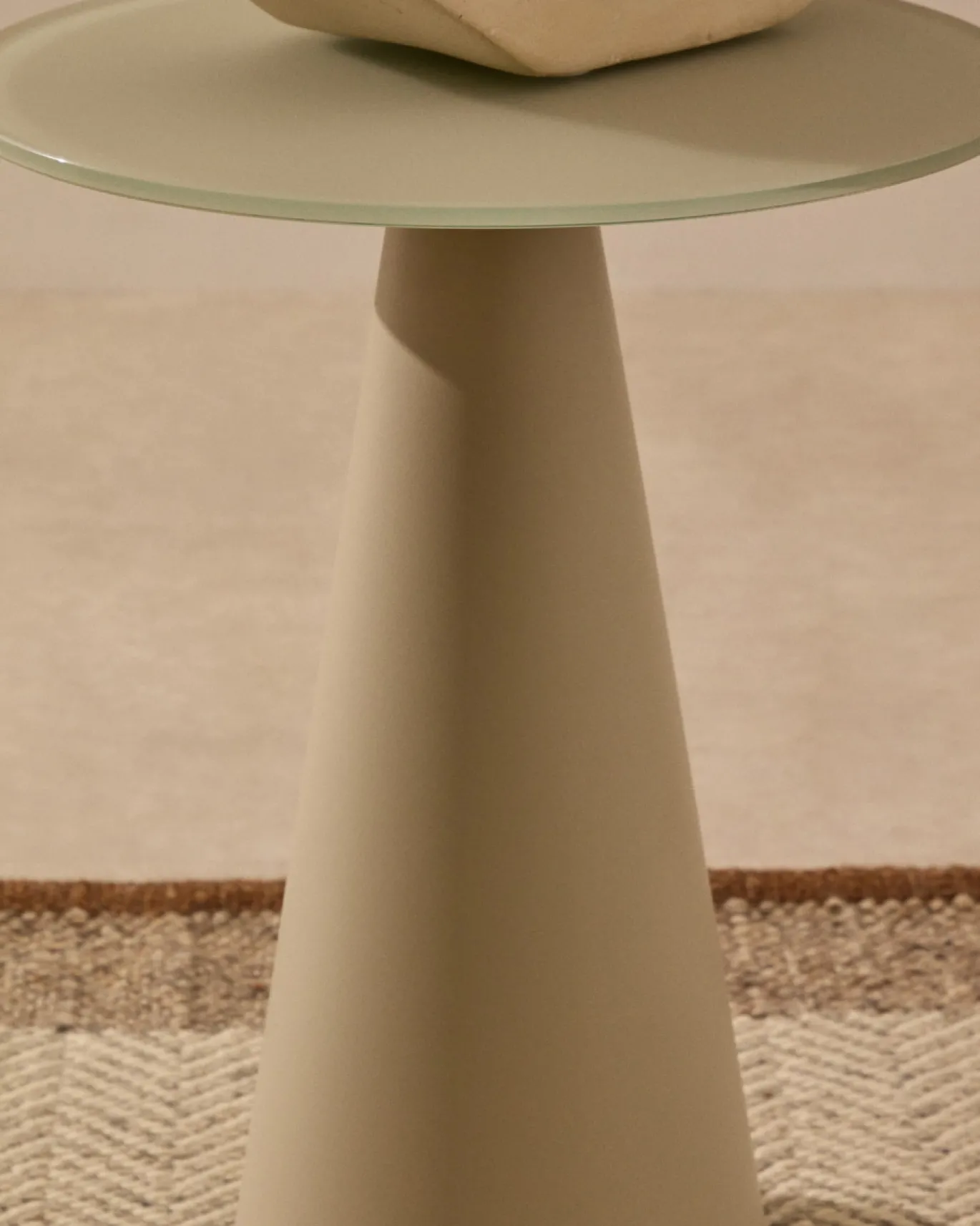 Kave Home Bijzettafel Wilshire Mat Gehard Glas en Mat Grijs Gelakt Staal Ø35cm