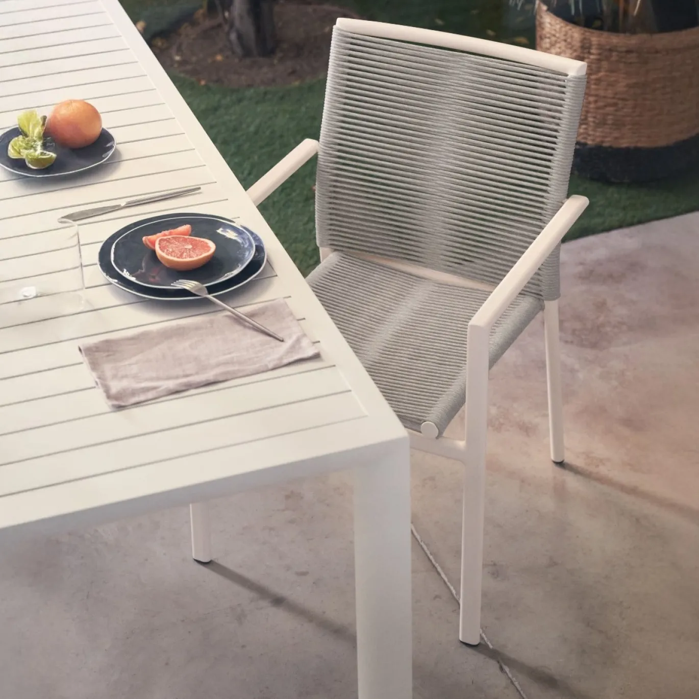 Kave Home Buitenstoel Culip Touw en Wit Aluminium