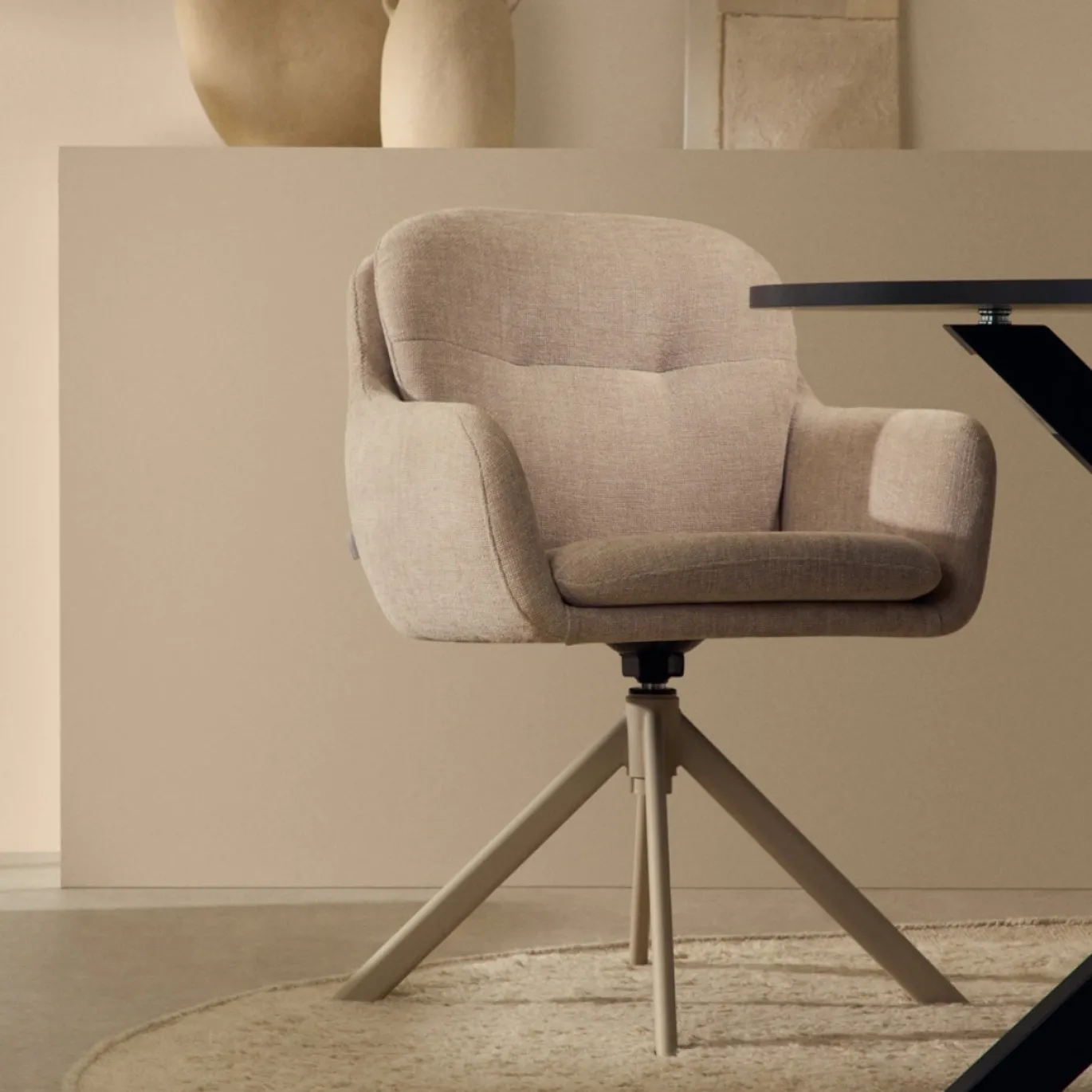 Kave Home Draaistoel Lexa Beige Chenille en Beige Poten