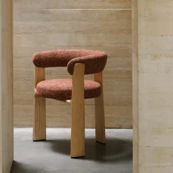 Kave Home Eetkamerstoel Granite 3-poten Terracotta/Naturel Chenille En Essenhout