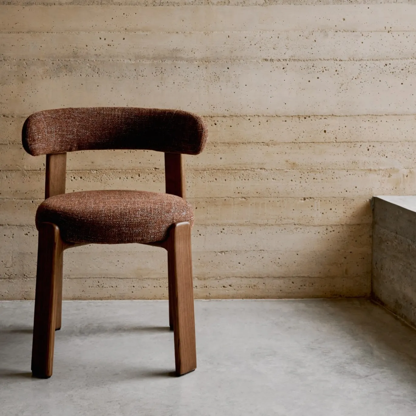 Kave Home Eetkamerstoel Granite Bruin Chenille En Essenhout