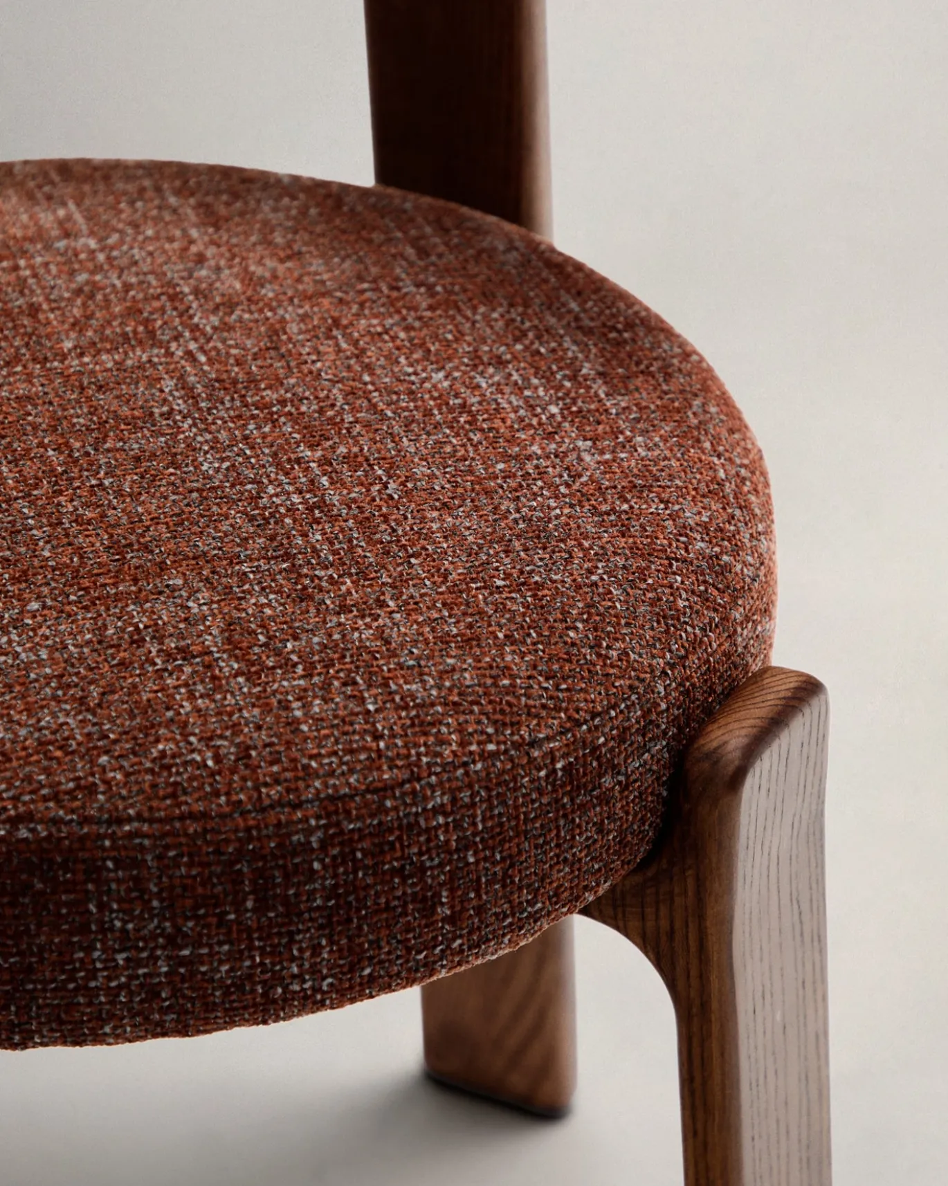 Kave Home Eetkamerstoel Granite Bruin Chenille En Essenhout