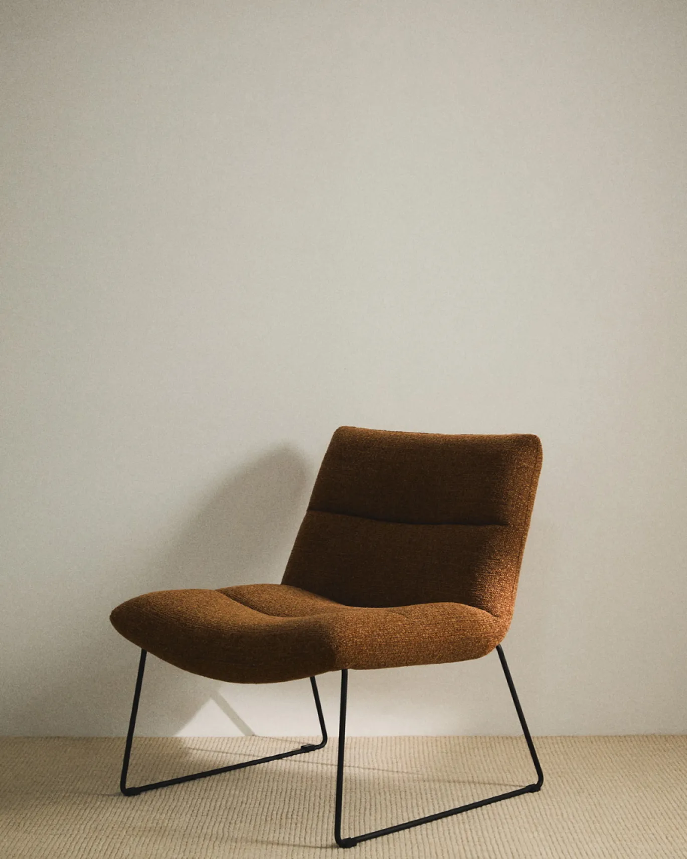 Kave Home Fauteuil Asen Chenille Terracotta met Zwart Staal