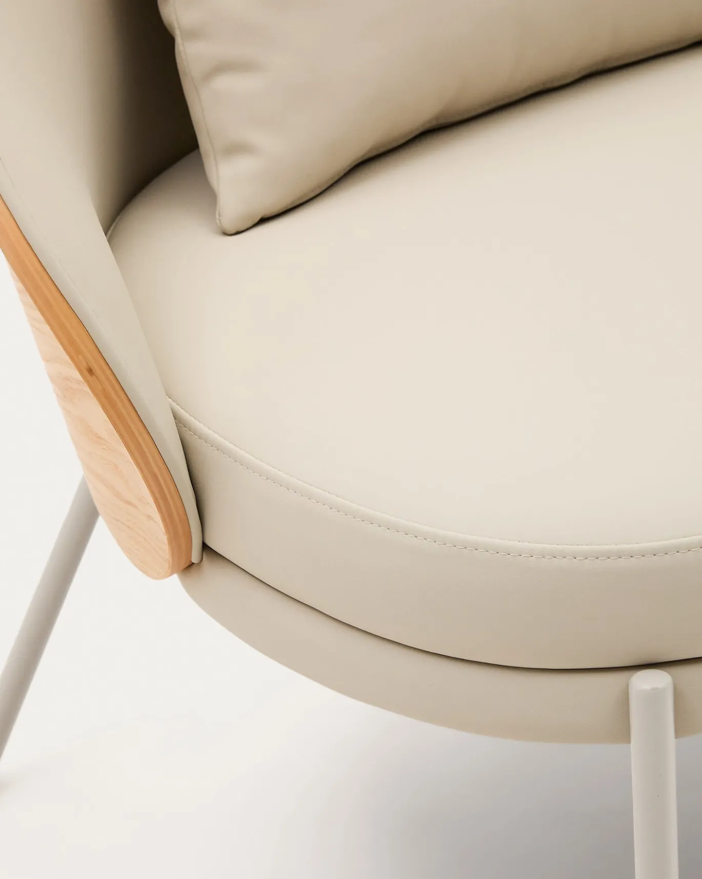 Kave Home Fauteuil Eamy Bruin Kunstleer Essenfineer Naturel