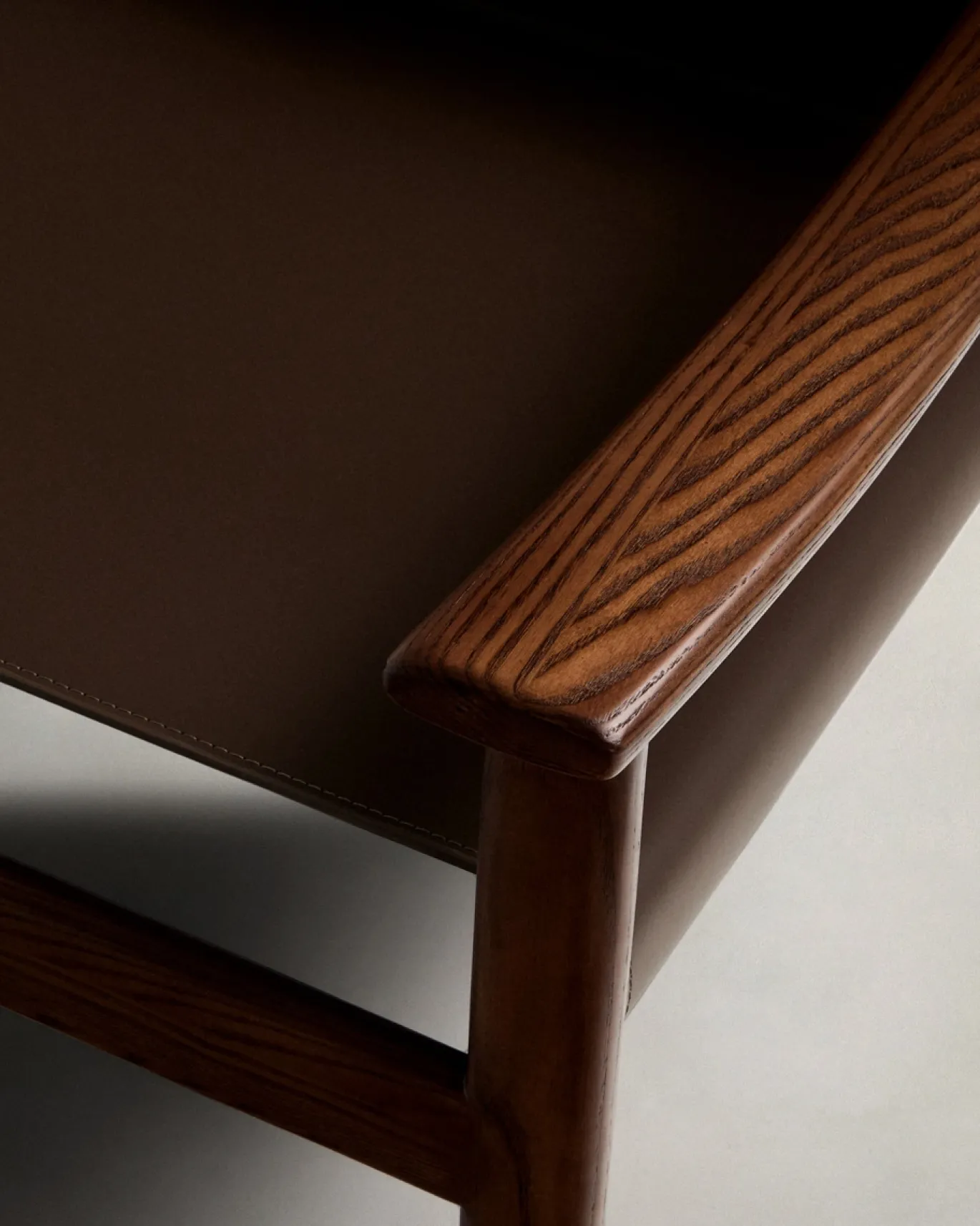 Kave Home Fauteuil Jan Donkerbruin Essenhout Walnoot