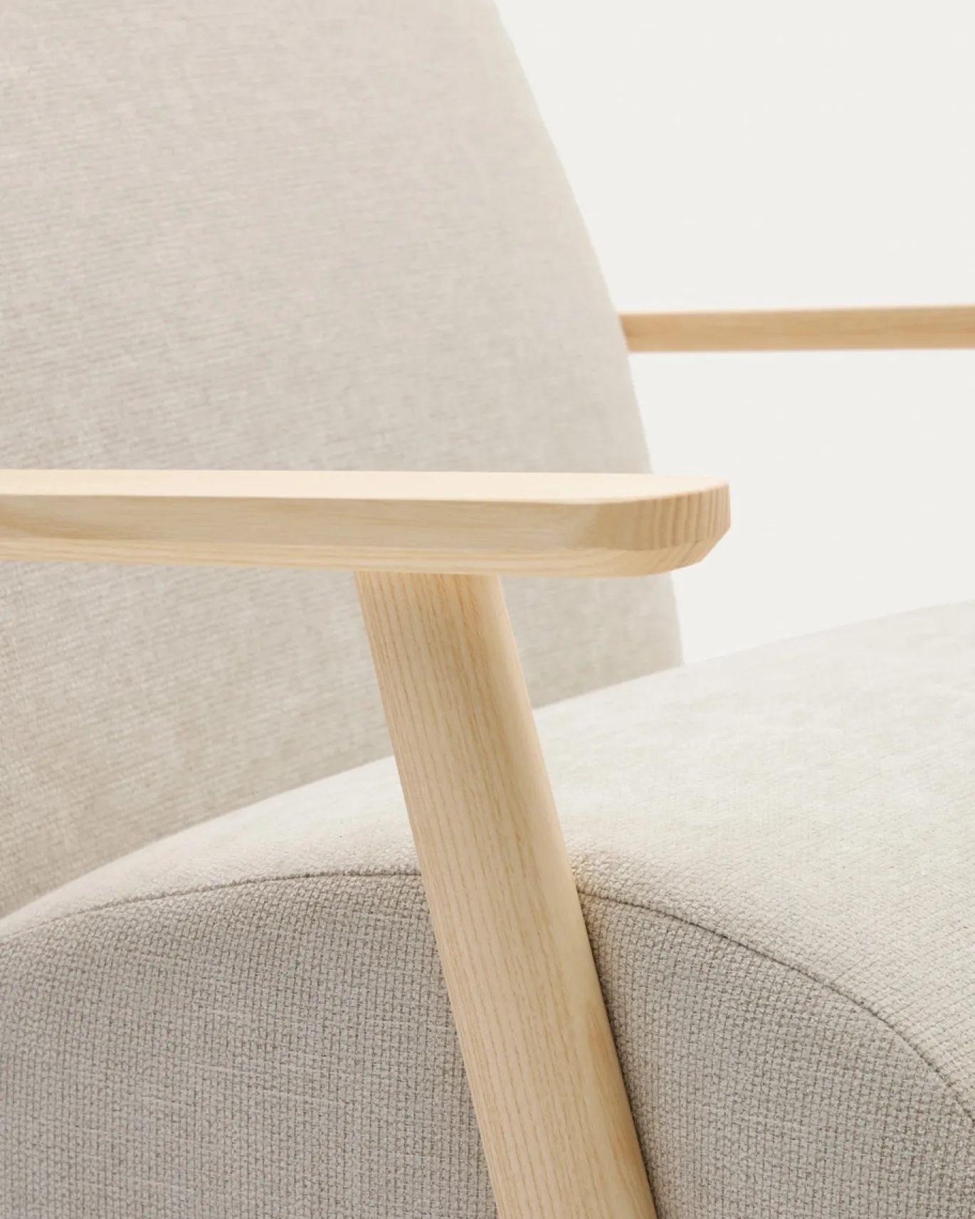Kave Home Fauteuil Meghan Parelkleurig Chenille en Essenhout