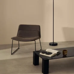 Kave Home Fauteuil Zahara Bruin en Staal met Zwarte Afwerking