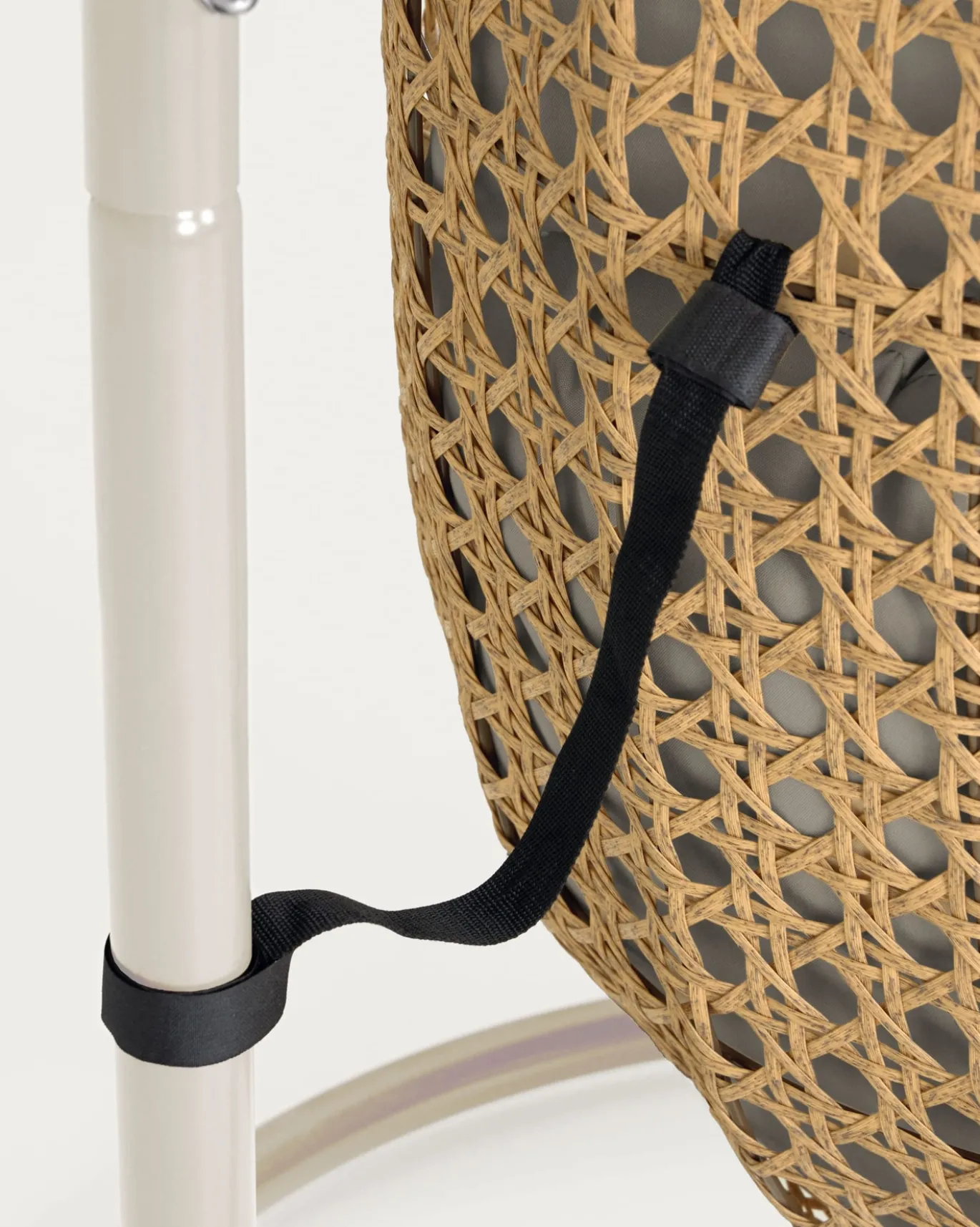 Kave Home Hangstoel Cira Naturel Lichtgrijs Onderstel