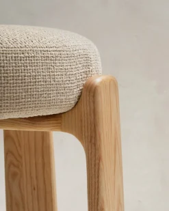Kave Home Kruk Granite Beige Chenille En Essenhout Naturel 75cm