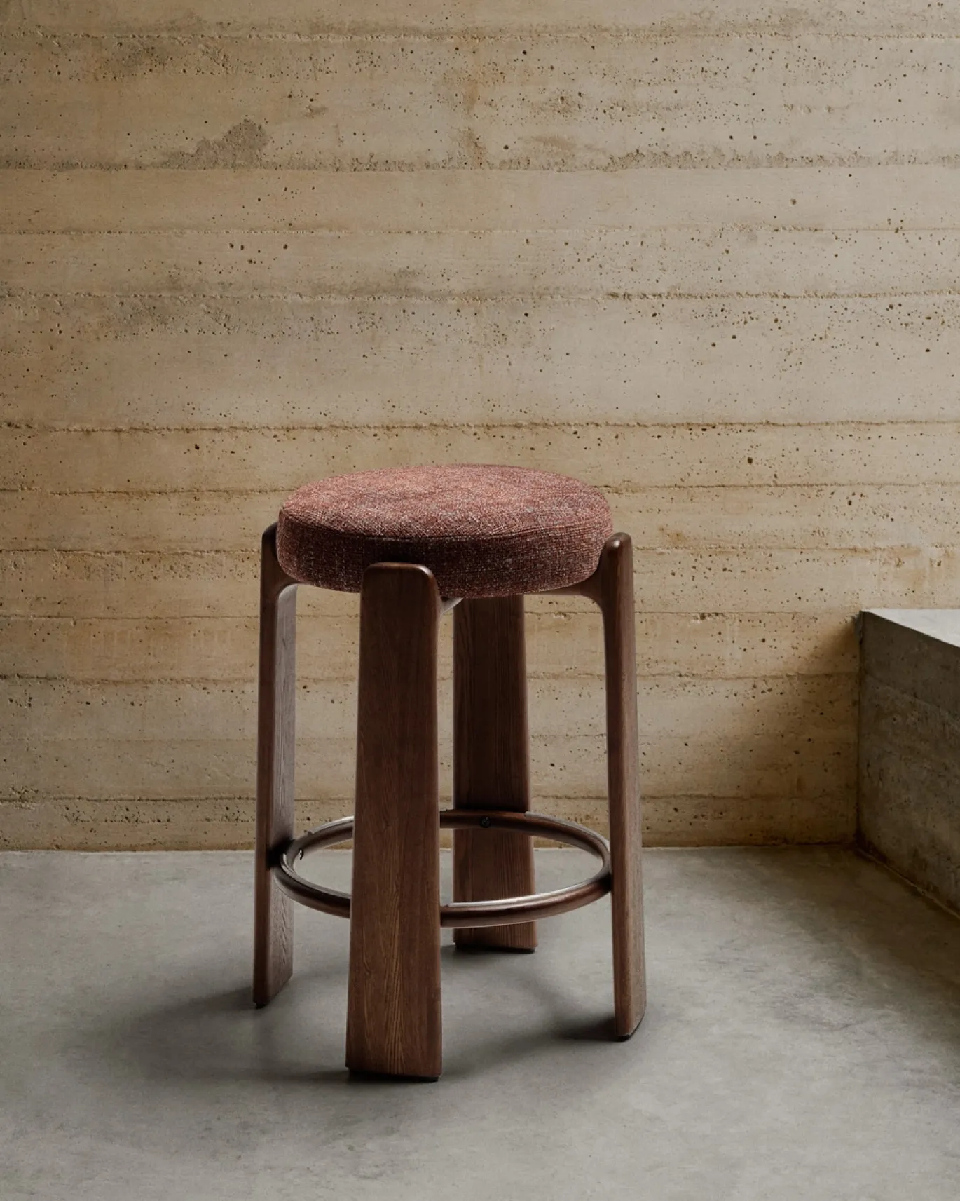 Kave Home Kruk Granite Bruin Chenille En Essenhout Walnoot 75cm
