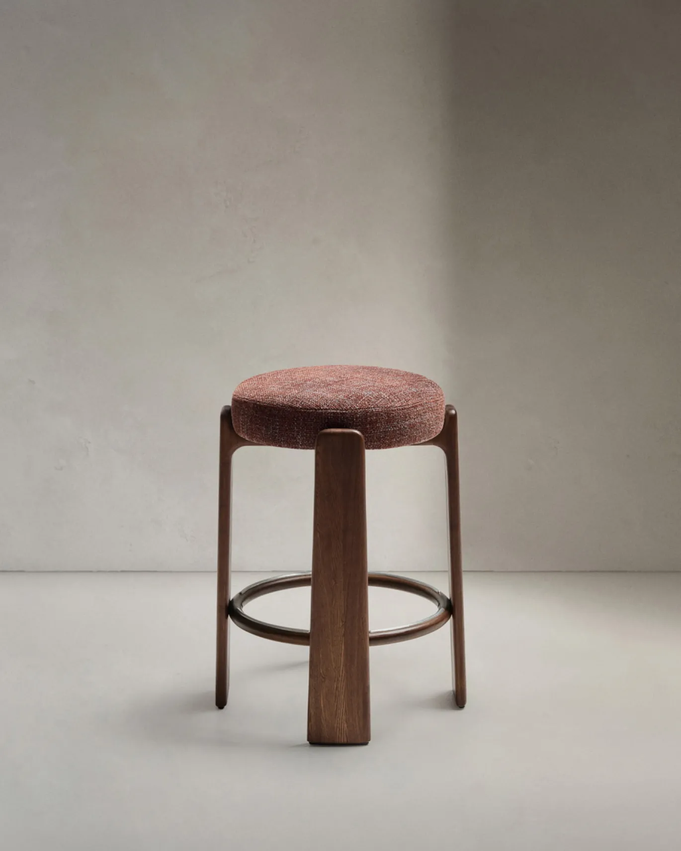 Kave Home Kruk Granite Bruin Chenille En Essenhout Walnoot 65cm