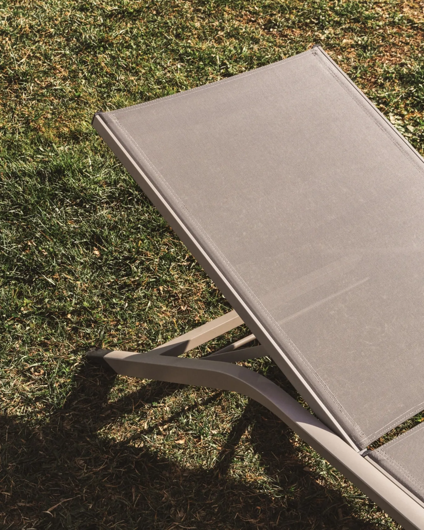 Kave Home Ligbed Capraia Stapelbaar Aluminium Taupe