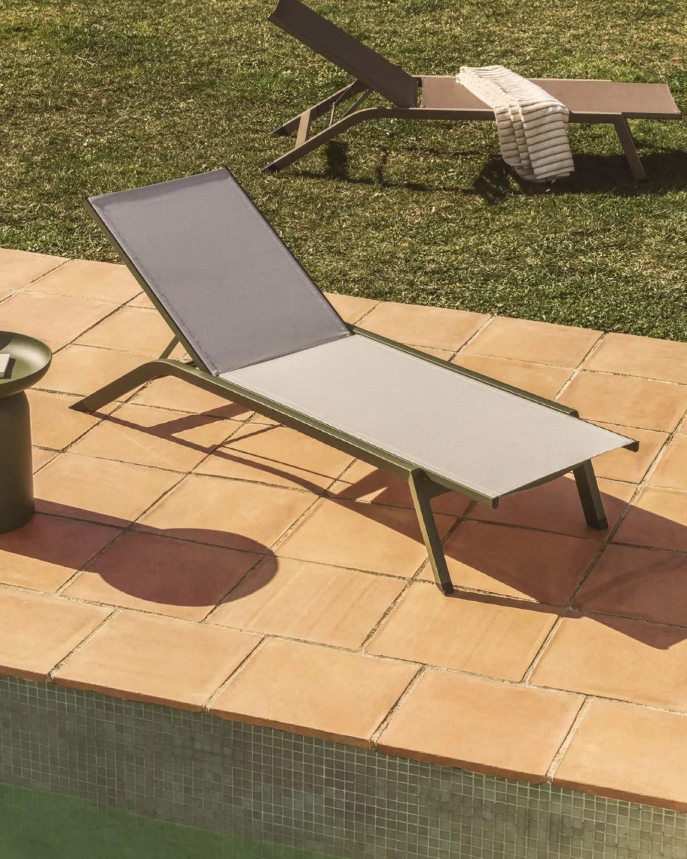 Kave Home Ligbed Capraia Stapelbaar Aluminium Groen